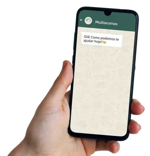 Mão segurando um celular com a conversa da MultiAromas no WhatsApp