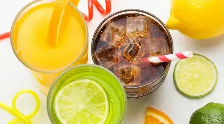 Copos de refrigerante e suco com limão e laranja