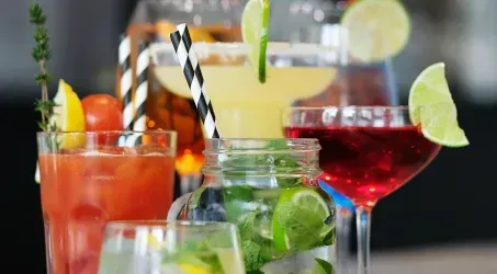 Drinques coloridos com frutas e canudos