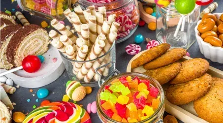 Bolos, biscoitos e balas coloridas