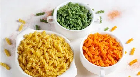 Macarrão, legumes e cenoura em potes