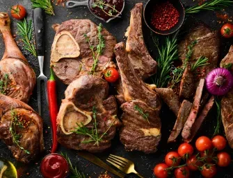 Carnes assadas com temperos e tomates