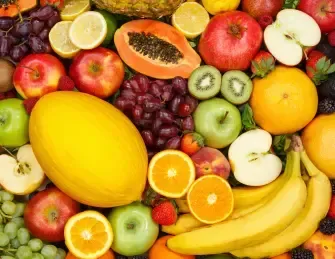Frutas variadas: mamão, uva, laranja, banana e maçã