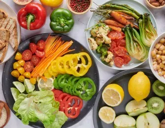 Legumes e verduras frescos em pratos